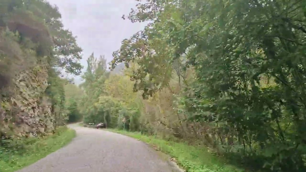 Santullano (Somiedo - Asturias): carretera de acceso desde Aguasmestas