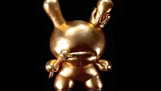 Kidrobot Gold King 20" Plush Dunny by Tristan Eaton screenshot 5