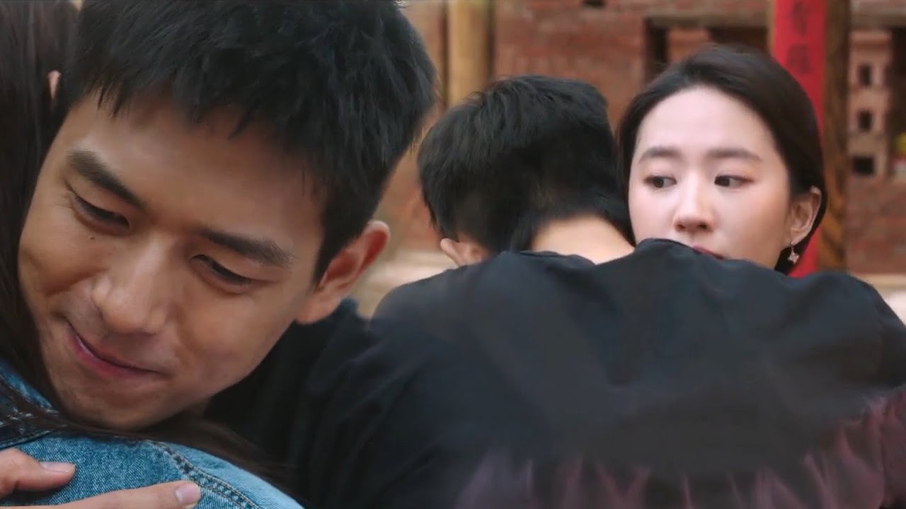 【Movie】女神竟然偷偷跑回村製造驚喜，村草直接感動哭了，抱著她不撒手！🍯去有風的地方｜劉亦菲 李現