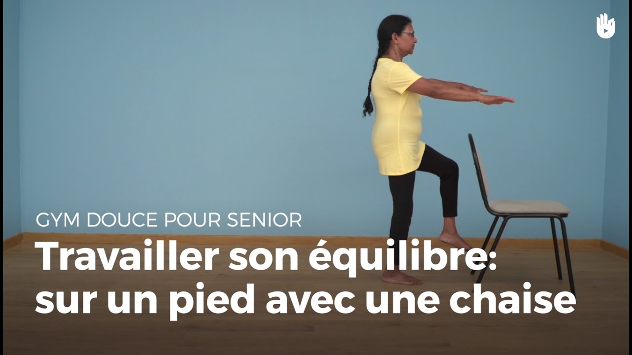 Exercice d'équilibre : sur un pied avec une chaise | Gym douce - YouTube