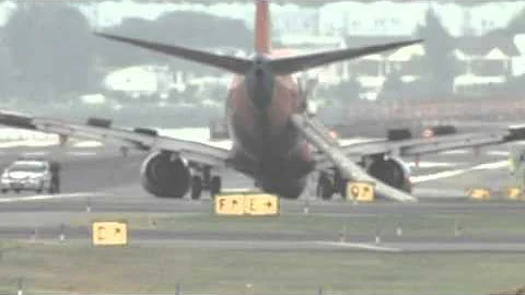 Boeing 737's landing gear collapses