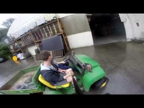 Videó: Milyen gyorsan fut a John Deere Gator?