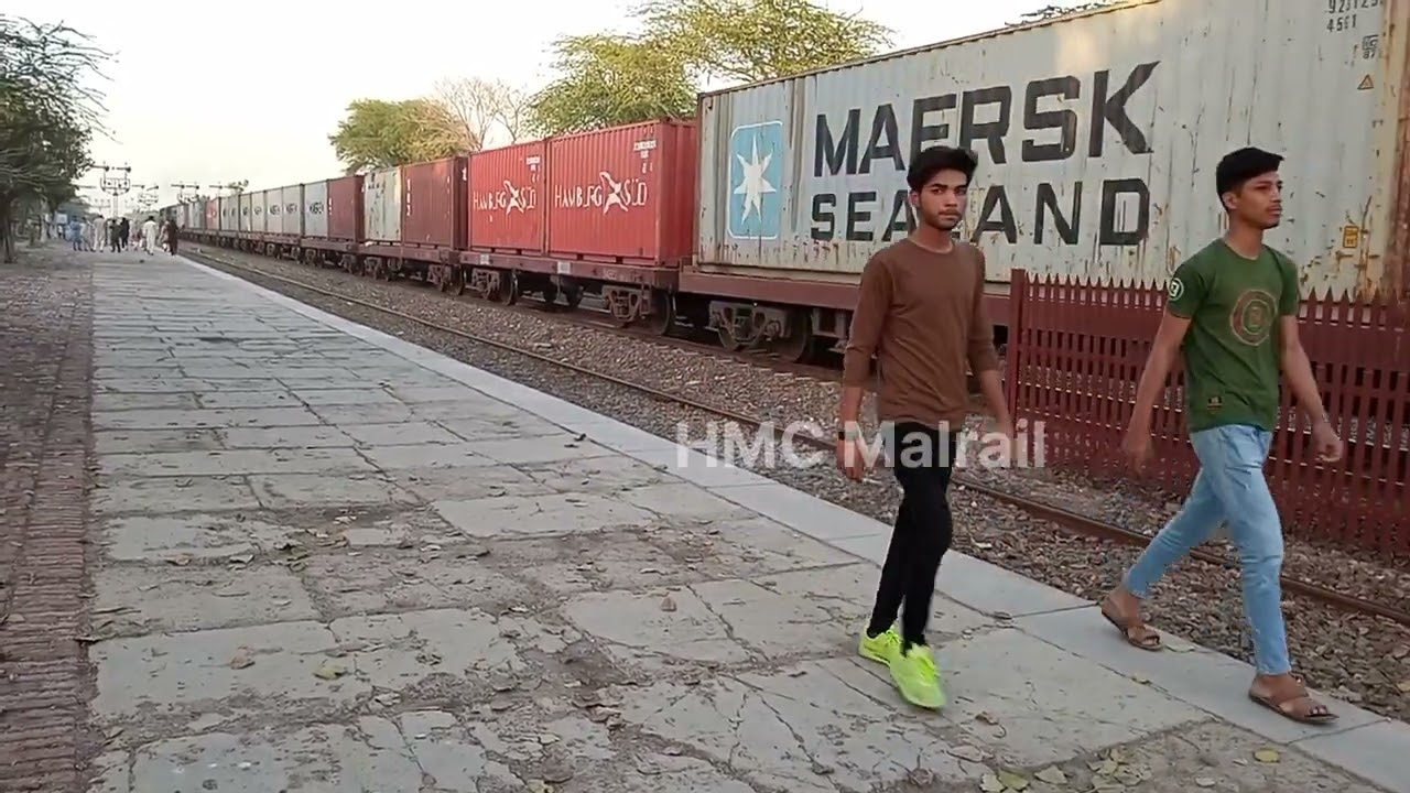 GEU-40-9028 leading a Freight Train ll Chak Jhumra Junction ll Pakistan Railways ll HMC Malrail
