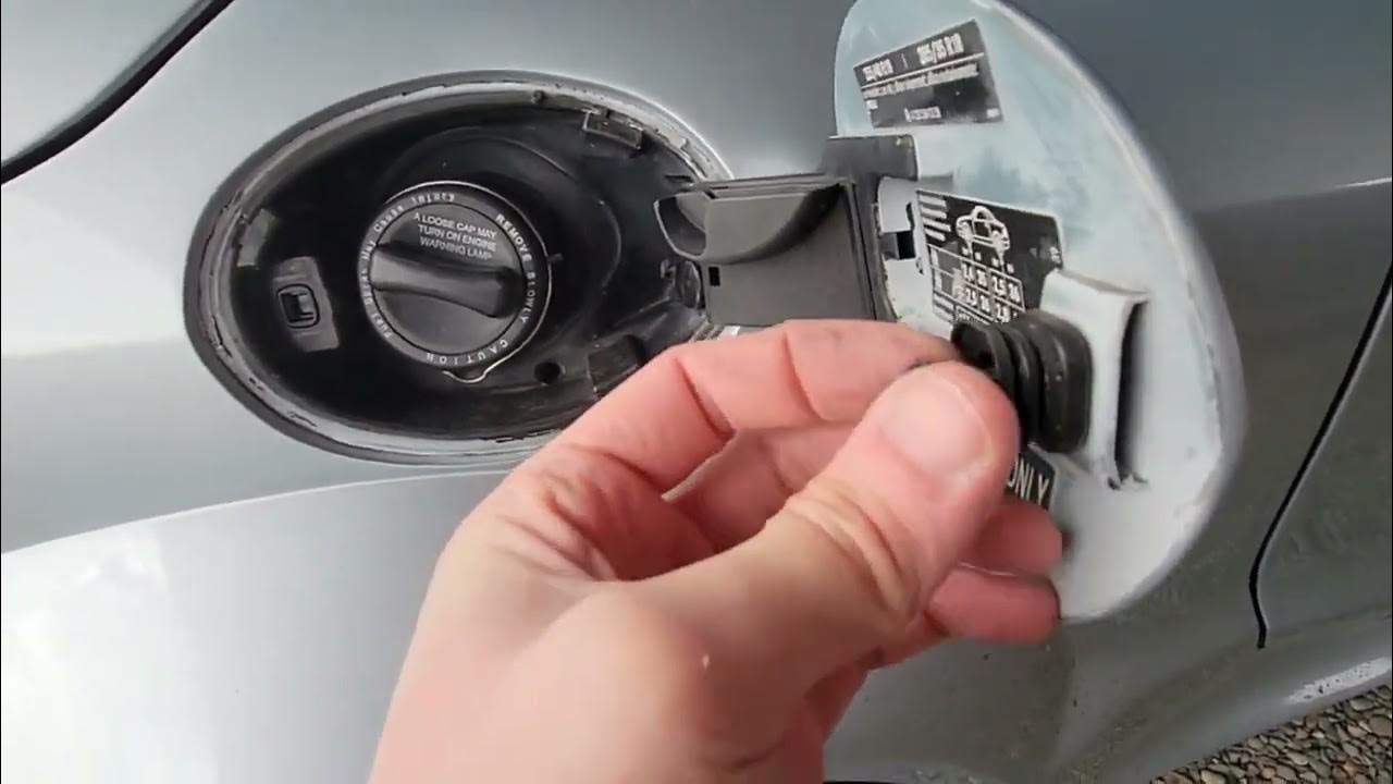R230 Mercedes SL fuel door stuck, filler flap locked, fix YouTube
