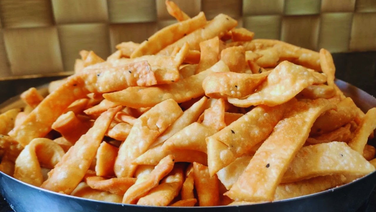 नमक पारे बनाने है तो थोड़ा क्यों बनाओ थाली भर के बनाओ पुरे घर को खिलाओ|Namak Pare Recipe|Snacks|