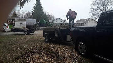 John Deere 1026r loading trailer with mulch