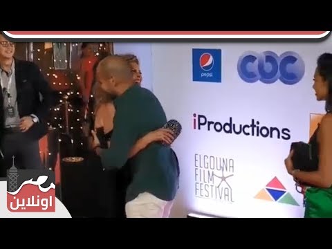 حضن ابو ليسرا بمهرجان الجونة السينمائي ورد فعل زوجته