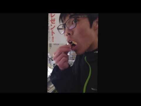 バームクーヘンの試食に貪りつくサク