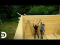 La difícil tarea de construir una cabaña entre dos personas | Operación Alaska | Discovery