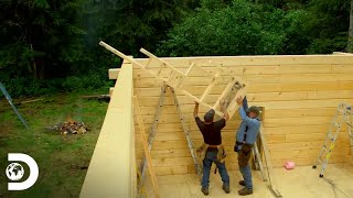 La difícil tarea de construir una cabaña entre dos personas | Operación Alaska | Discovery
