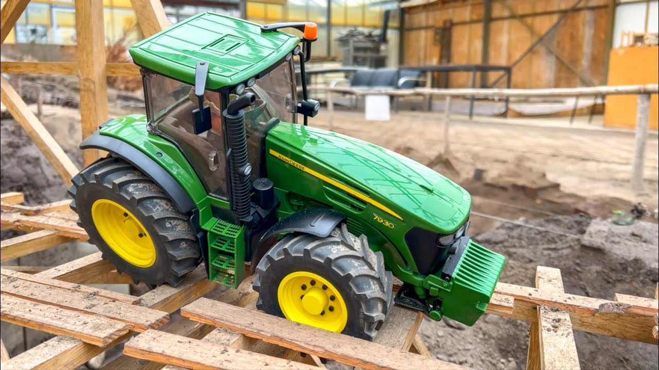 ⁣RC TRACTOR STUCK! TRACTORS WORK HARD! RC FARMING SCALE MIX!