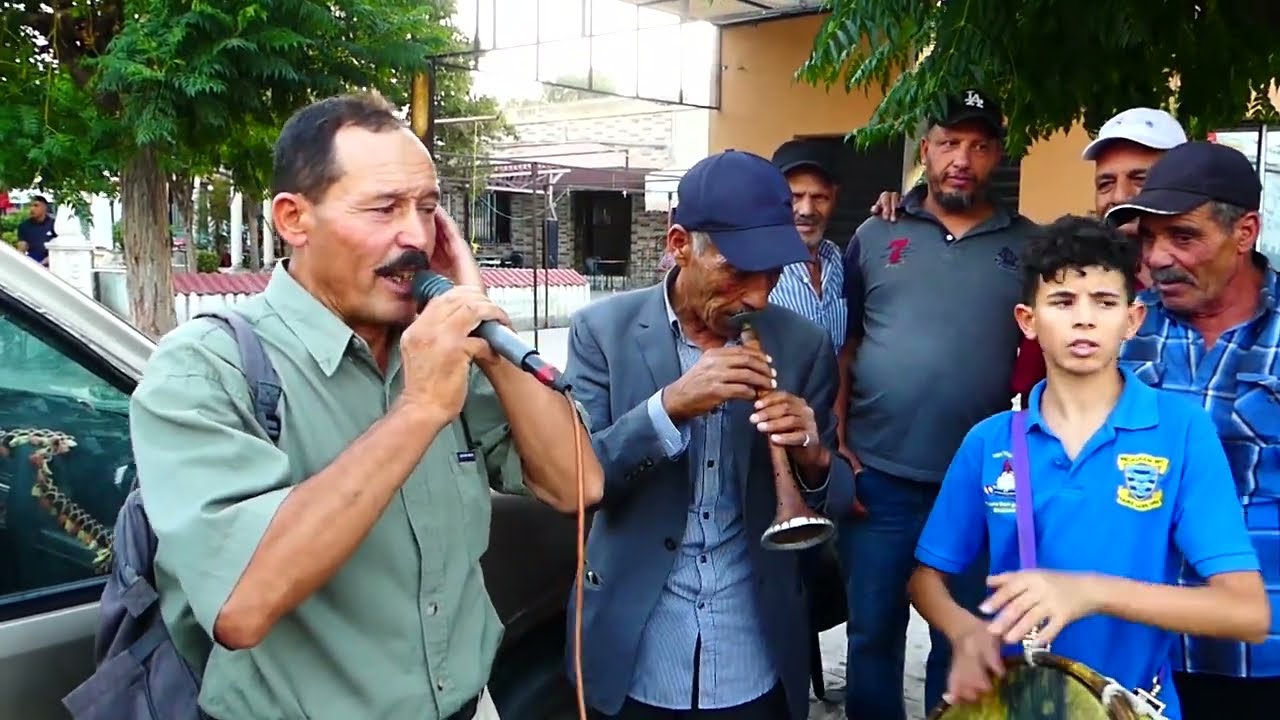 طفل موهوب في الفن الشعبي  عند أولاد عيار في كسرى حفلها في  ولاية سليانة