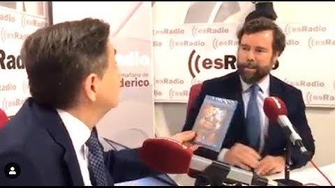Iván Espinosa de los Monteros regala la película 'Los Aristogatos' a Federico Jiménez Losantos