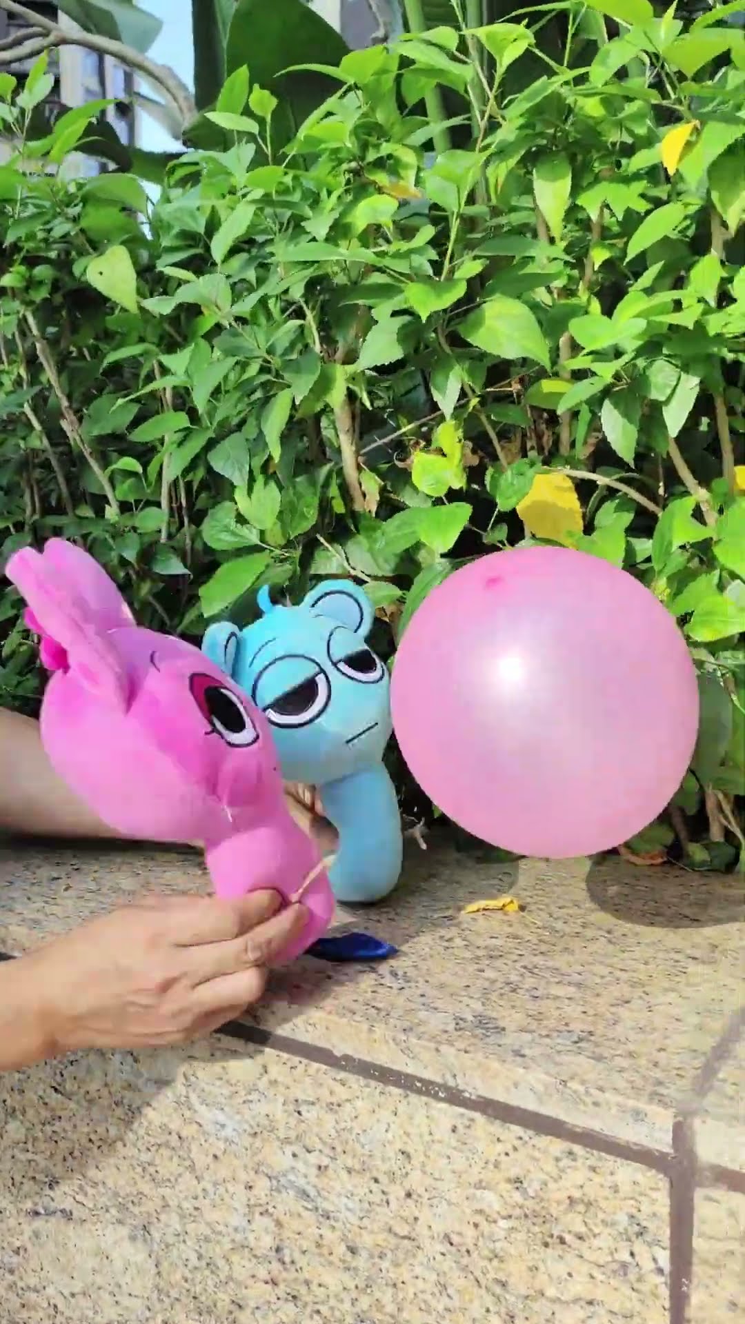 Simon horror helps popping balloons