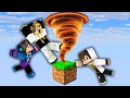 ماين كرافت ولكن حصل اشياء غريبة في البلوكة الواحدة و العالم انحذف بسبب العاصفة 
