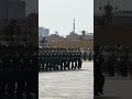 هؤلاء هم جنود الصين بصفوف متناسقة يعبرون ساحة تيانآنمن لي ظهروا قوة الصين للعالم الجيش الصيني 
