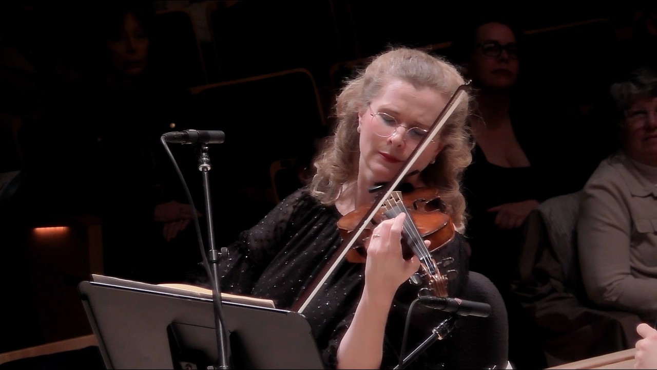 Musician Moment: Concertmaster Susanna Perry Gilmore adlı videoyu YouTube'da izle Musician Moment: Concertmaster Susanna Perry Gilmore adlı videoyu YouTube'da izle