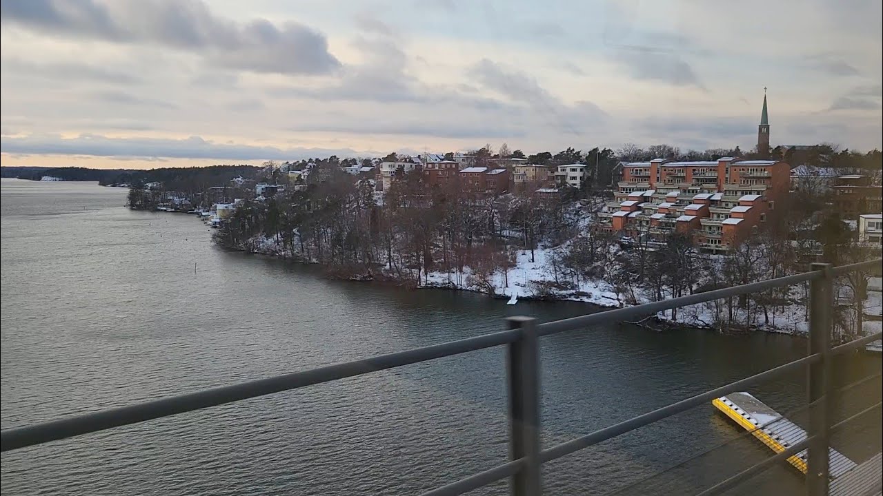Spårvagn på Tvärbanan mellan Stora Essingen och Gröndal i vinterskrud