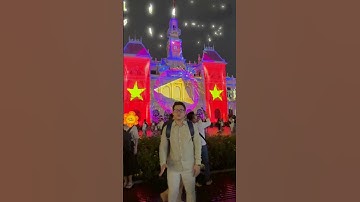 Xem trình diễn mapping 3d tại toà nhà UBND TPHCM.