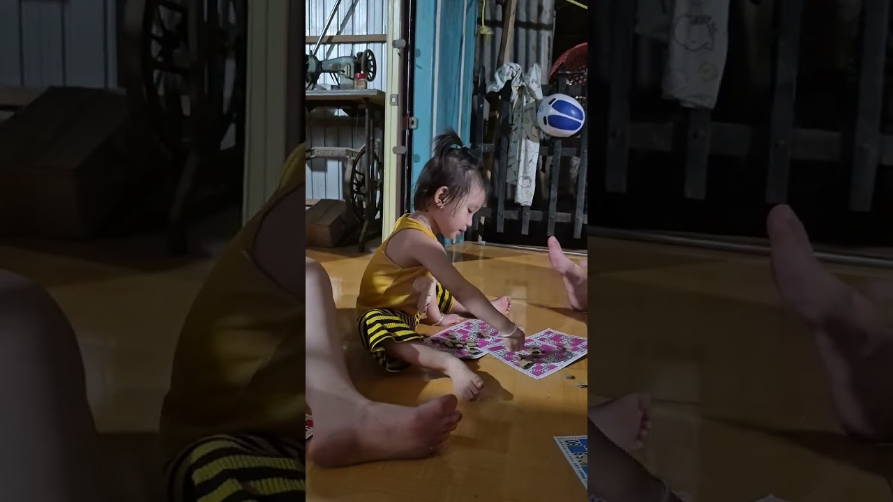 Mùng ba , con chơi lô tô với út với nội