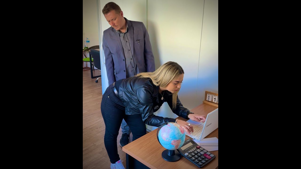 Chefe milionário e malicioso recebe o que merece!!!