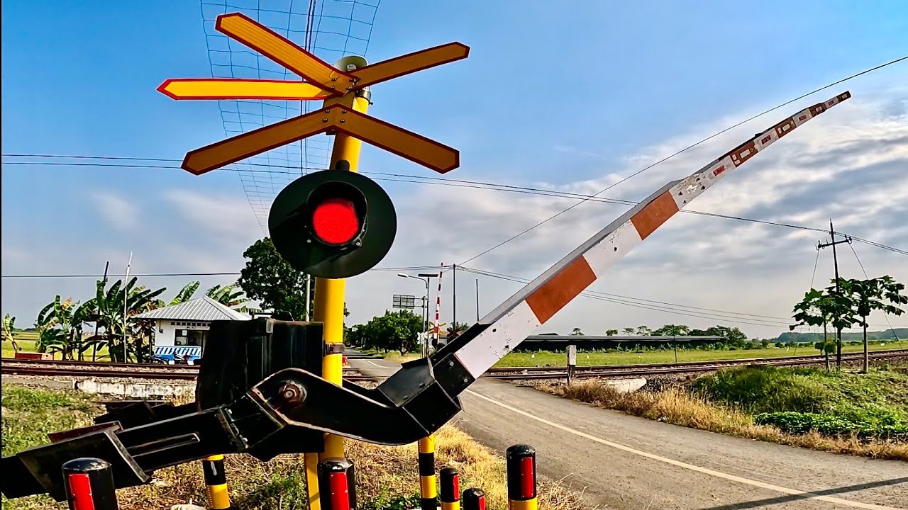 MAU RUSAK?, Perlintasan Unik Kereta Api Iser Pemalang, Jawa Tengah