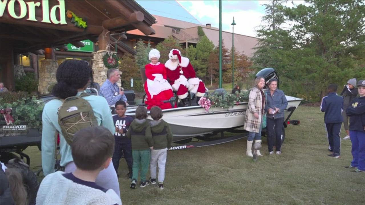 santa-arrives-with-christmas-village-at-bass-pro-shop-pyramid-youtube