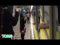 À OUALPÉ: Une femme change de chemise dans une station de métro