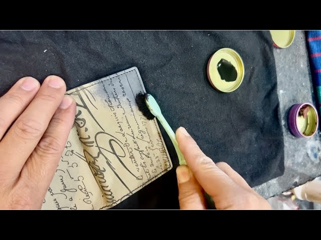 色を剥がしたBerlutiベルルッティの名刺入れに色を付けていく靴磨き屋