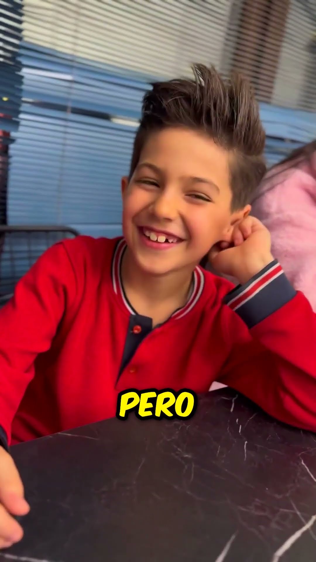 ¡El maestro malvado revienta el globo de todos excepto el de un estudiante! #shorts