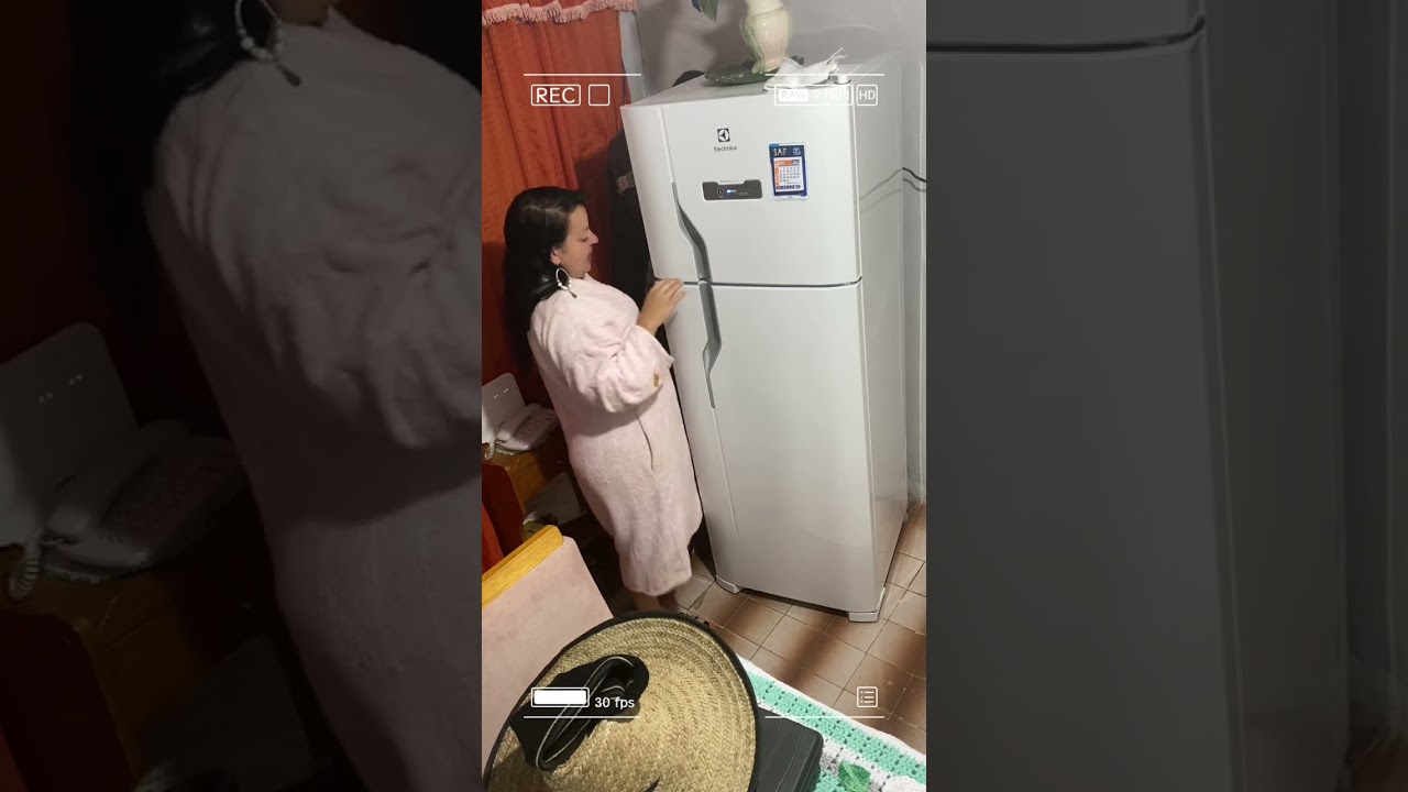 Enquanto  fui pro sítio cuidar dos boi,meu vizinho foi ajudar minha esposa a consertar a geladeira🐂