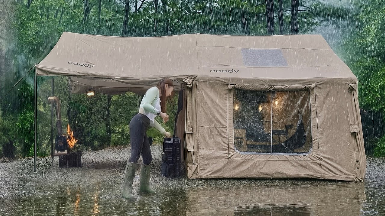 🌟ОДИНОЧНЫЙ КЕМПИНГ ПОД ДОЖДЕМ, соединив надувную палатку и брезент ☔Идеальная установка для кемпинга