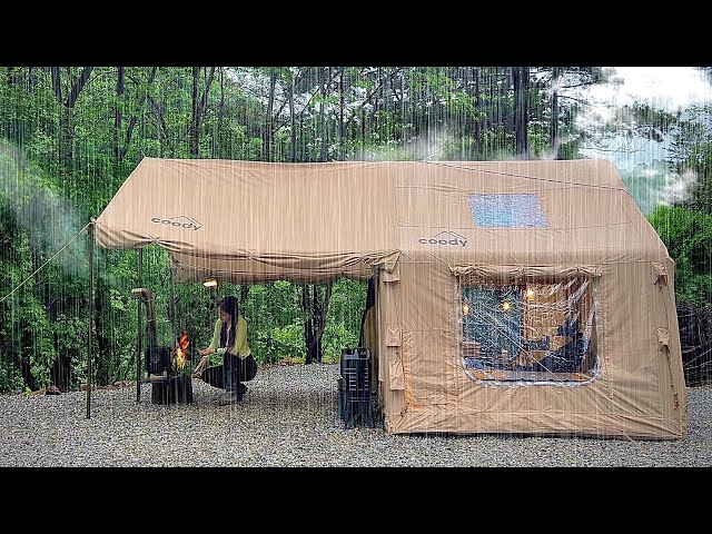 🌟SOLO CAMPING IN THE RAIN by connecting an inflatable tent and tarp ☔ Perfect camping full setup class=