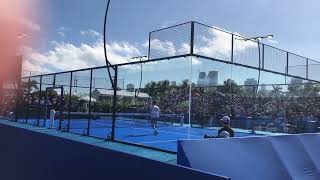 Fernando Belasteguin con la salida de pared ganadora en la final del Blockchain.com Miami Open