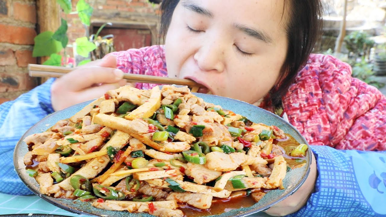 苗大姐做下饭的湖南菜，剁椒豆腐干炒肉，米饭满满吃了一盆　
