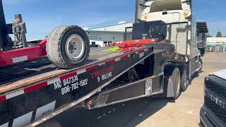Unloading a Moffett 3-wheel forklift - HIAB 3-wheel forklift