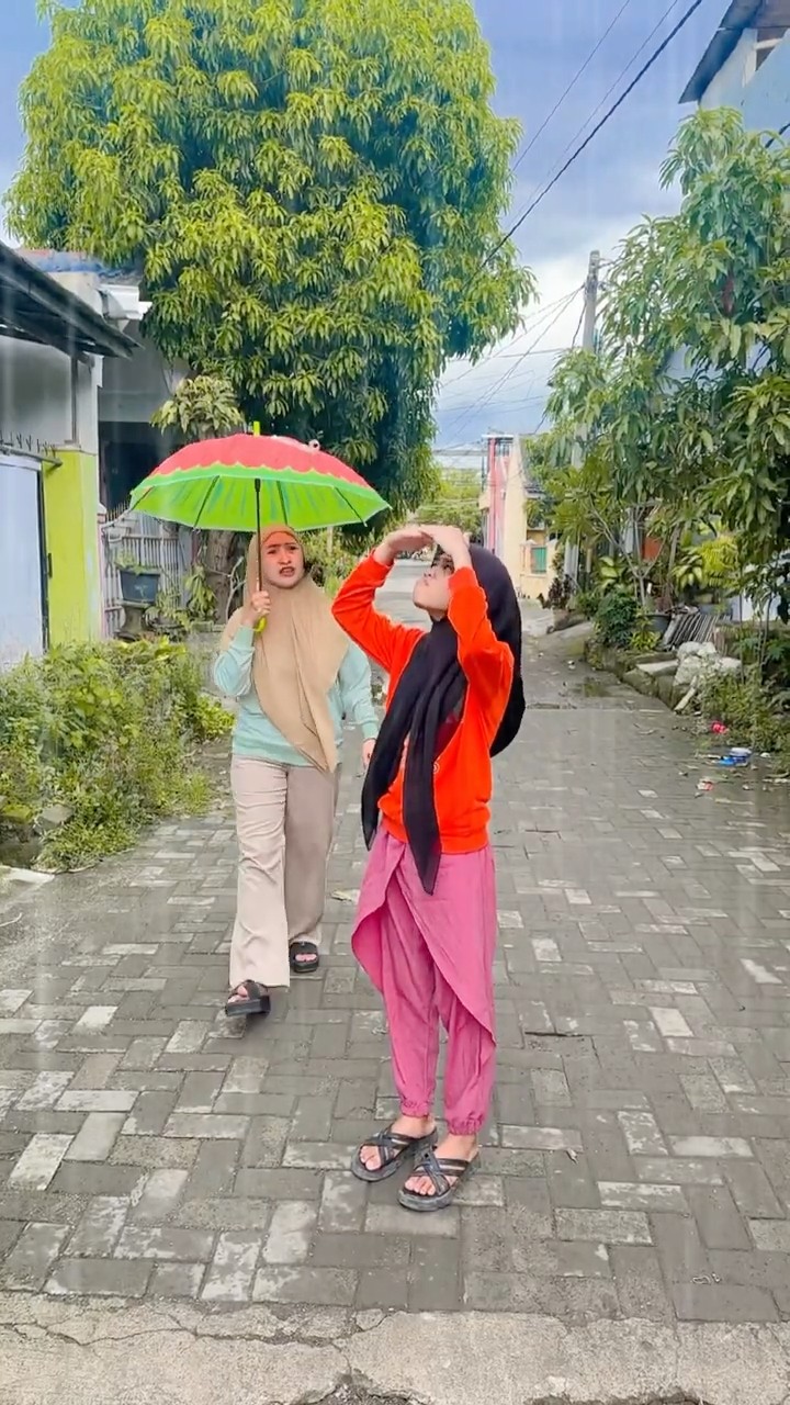 KASIHAN AINUN KEHUJANAN UNTUNG ADA BUNDA DIJAH YANG BAIK