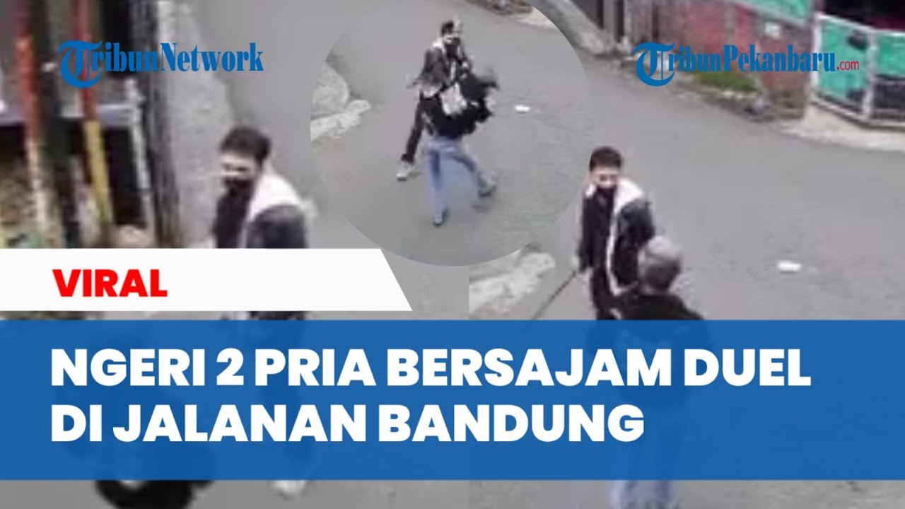 VIRAL Two Men Attack Each Other with Machetes on a Bandung Street, Leaving Victims Injured as Bys...