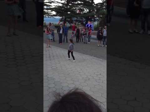 Клип где танцует маленькая девочка с короткими белыми волосами