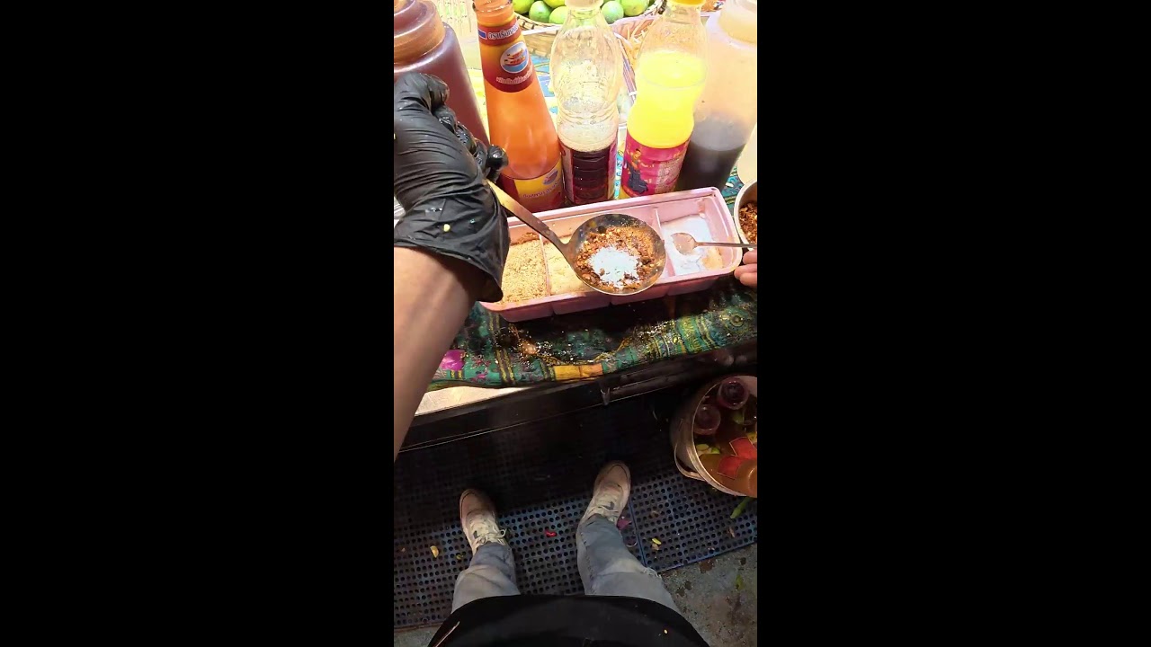 Live broadcast of street food specialties and fruit delicacies