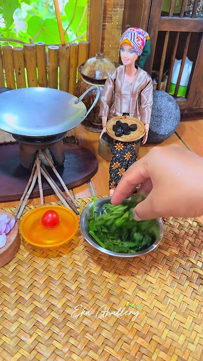 Javanese Barbie cooking fern #japanesebarbie #barbie