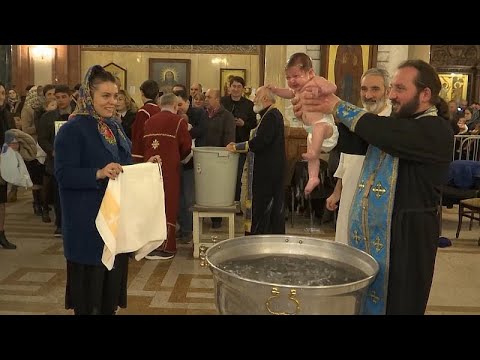 Gürcistan’ın başkenti Tiflis’te 500’den fazla bebek birlikte vaftiz edildi