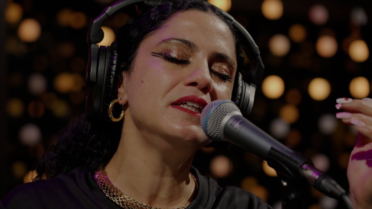 EMEL - Souty (Live on KEXP) auf YouTube ansehen EMEL - Souty (Live on KEXP) auf YouTube ansehen