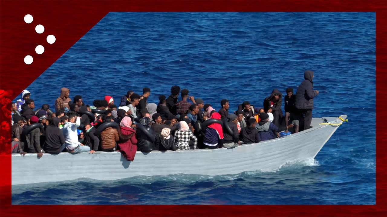 Lampedusa, decine migranti approdano scortati da GdF: abbracci sul molo, uomo ha felpa con tricolore