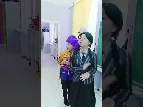 Jugando juegos de miedo Rumi con Wednesday Addams en la vida real! #shorts