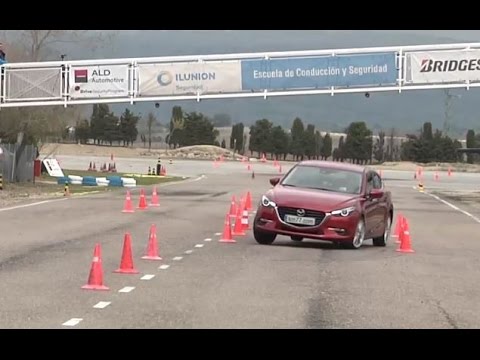 Mazda 3 2017 - Maniobra de esquiva (moose test) y eslalon | km77.com
