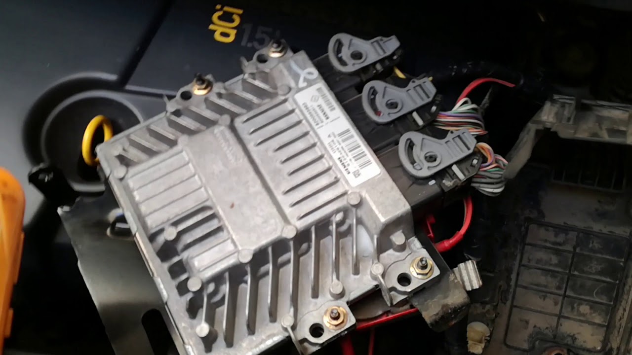 Renault Scenic II Fuse box Engine bay - YouTube