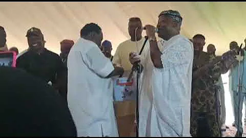 Moment king Saheed Osupe showed love to Sefiu Alao on stage at Irete Ijebu