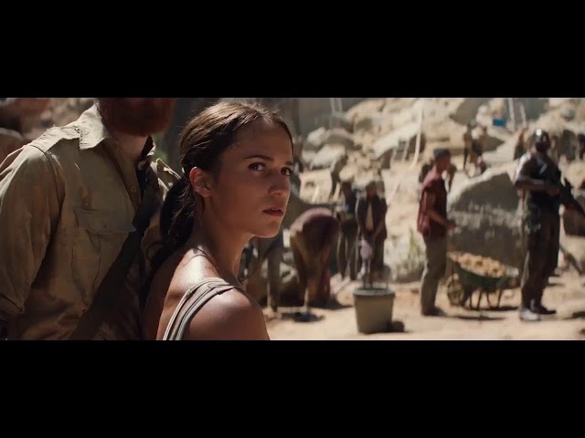 Lara Croft em apuros nas cenas de ação de Tomb Raider: A Origem