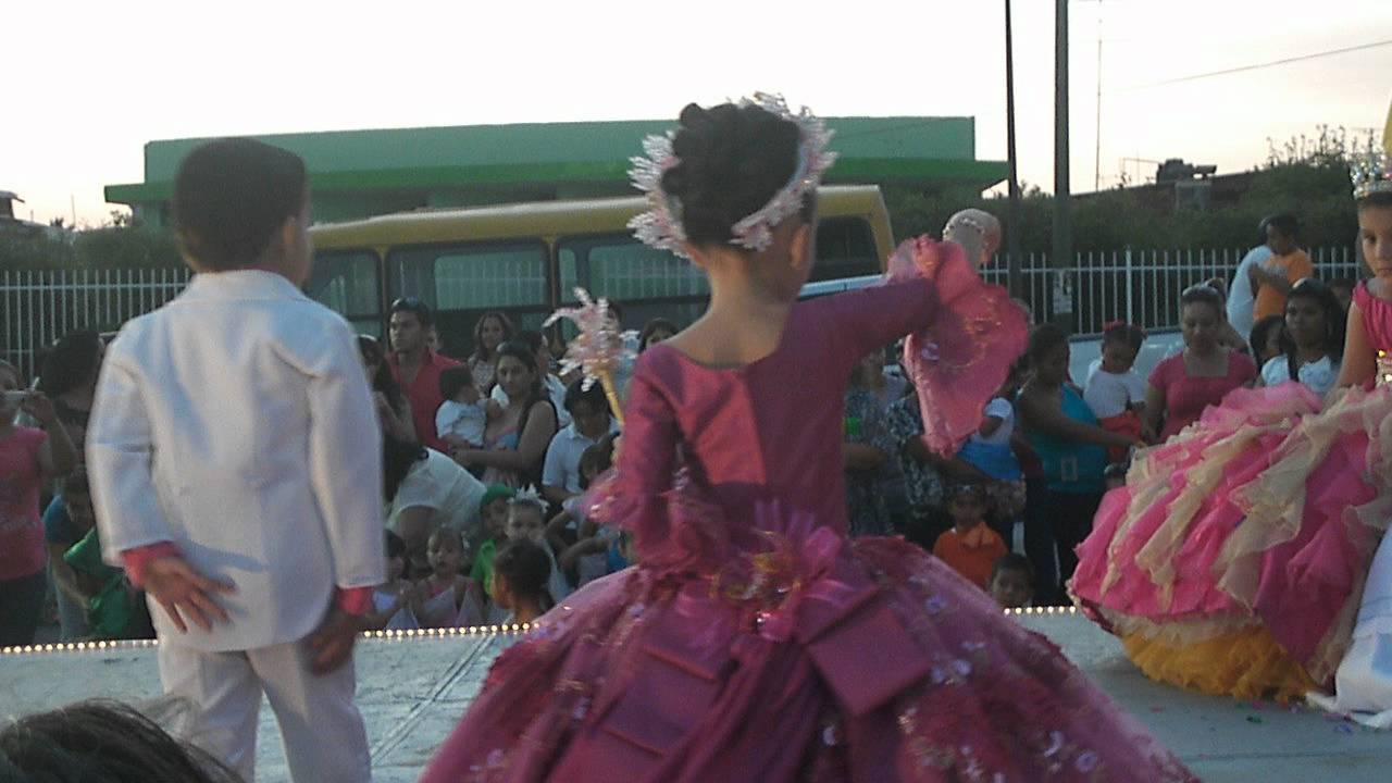 primer recorrido de la reina y su chambelán de honor YouTube